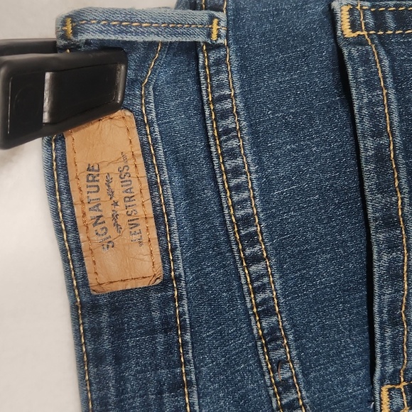 LEVI STRAUSS Capris - Picture 6 of 6